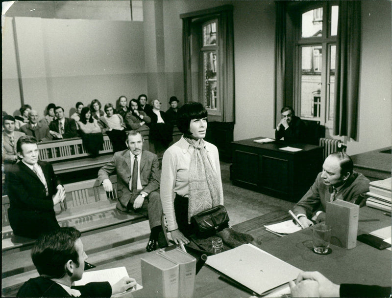 COURT MEETS BREACH MOVIE STAR BARBARA RUTTING STANDS FITNES - Vintage Photograph