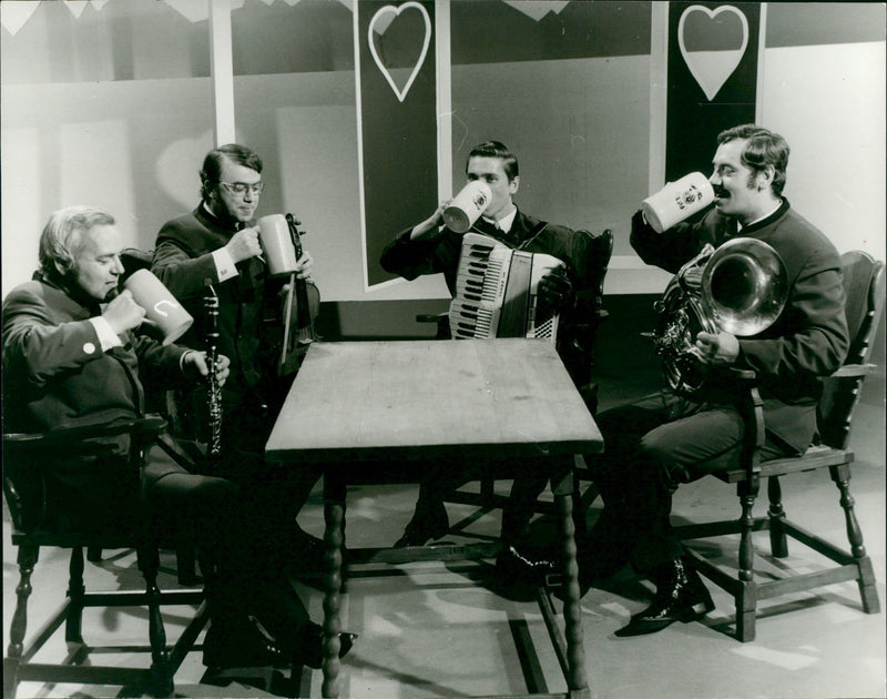 THUS JUST DONT FIT SKAT AND MUSIC HEIDI HENNING MICHELANGELO KONIGS - Vintage Photograph