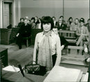 COURT MEETING BREACH MOVIE STAR BARBARA RUTTING STANDS - Vintage Photograph