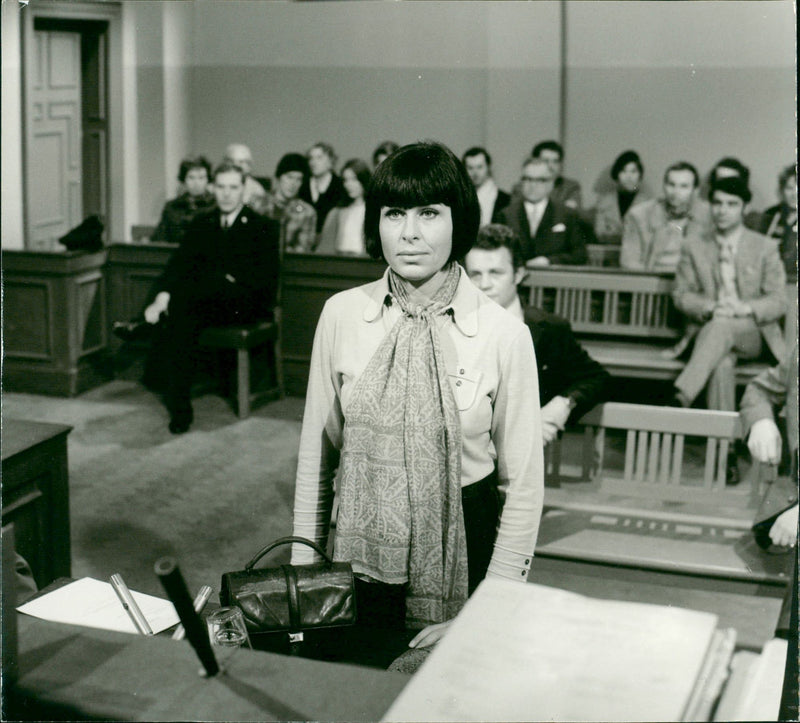 COURT MEETING BREACH MOVIE STAR BARBARA RUTTING STANDS - Vintage Photograph