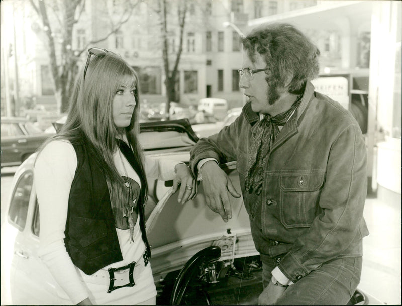 YOUNG STUDENT DIETER THOMAS HECK TAPS WHILE REFUELING RICH MUSICAL - Vintage Photograph