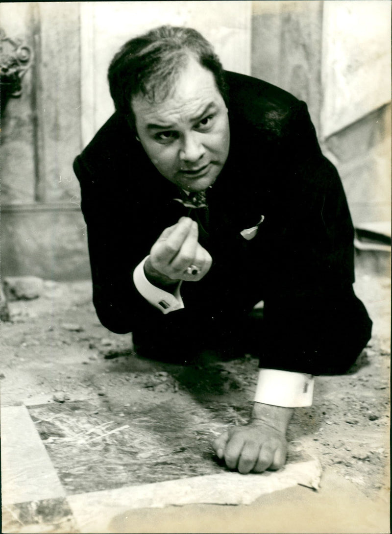 MARUD BLOOD SACHER WOLFGANG REICHEN HAS FOUND SABNETTERLINGS COLLECTION - Vintage Photograph