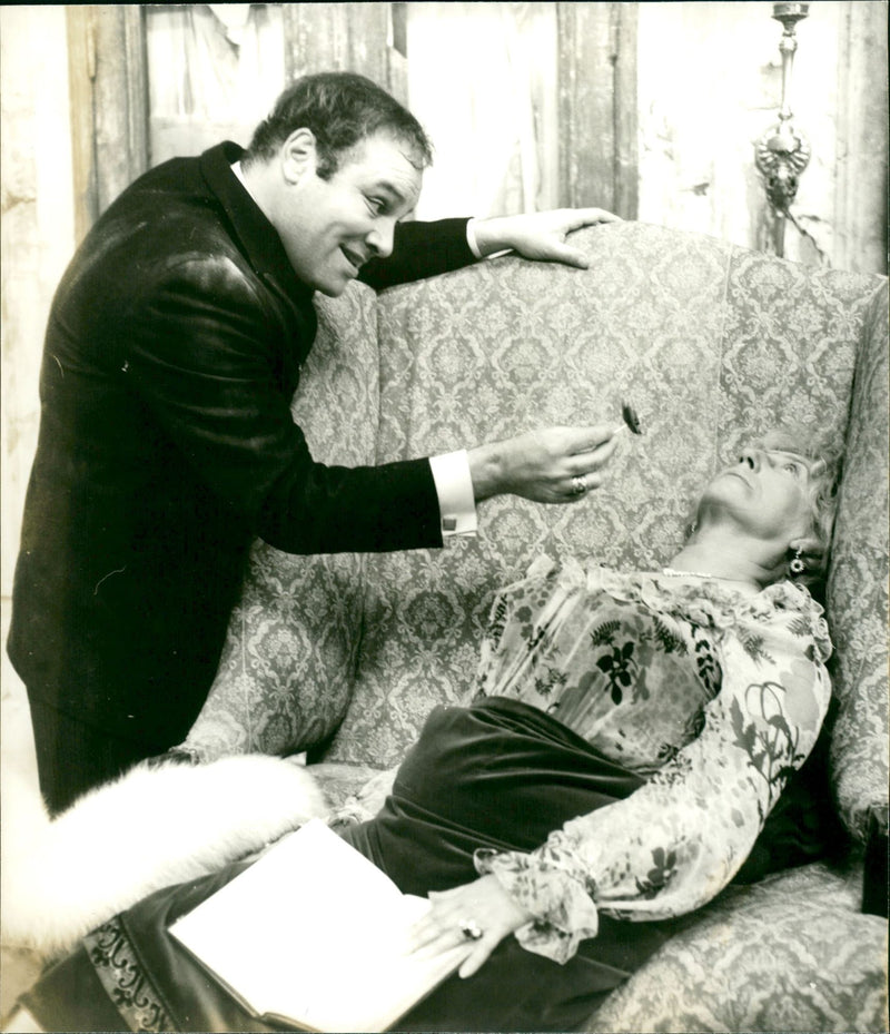 MARUD BLOOD EAR FLESH SACHER WOLFGANG REICHMANN FIND OLD WOMAN IRM - Vintage Photograph