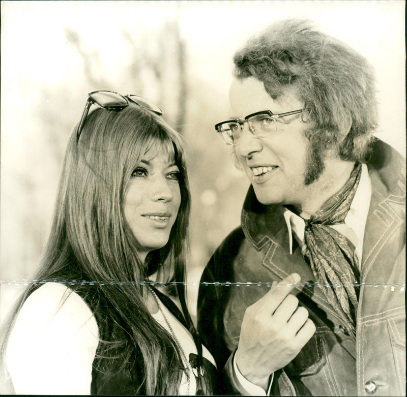 YOUNG STUDENT DIETER THOMAS HECK TAPS WHILE REFUELING RICH MUSICAL - Vintage Photograph