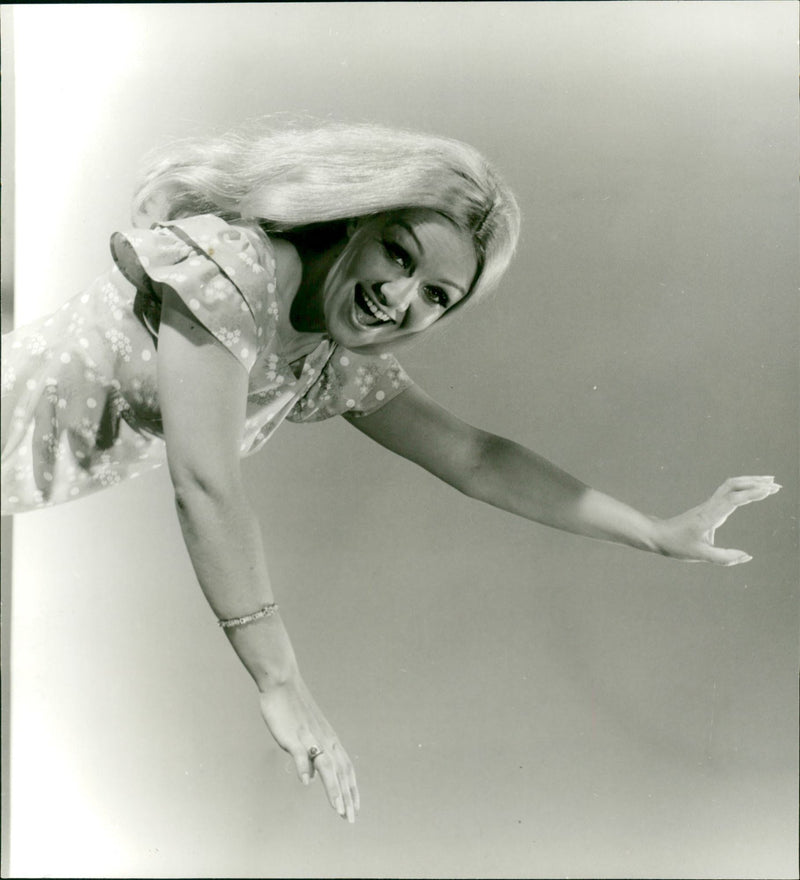 THUS OUR NOT FIT SKAG AND MUSIC HAMBURG GEFFCKENSTRASSE PHONE SINGS DAYS - Vintage Photograph