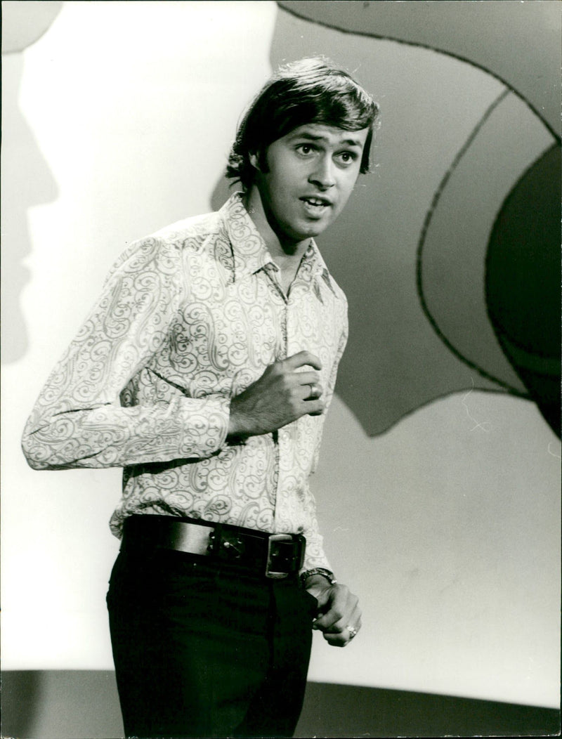 THUS JUST DONT PASSAN SKAT AND MUSIC SINGS JIMMY ELIS - Vintage Photograph