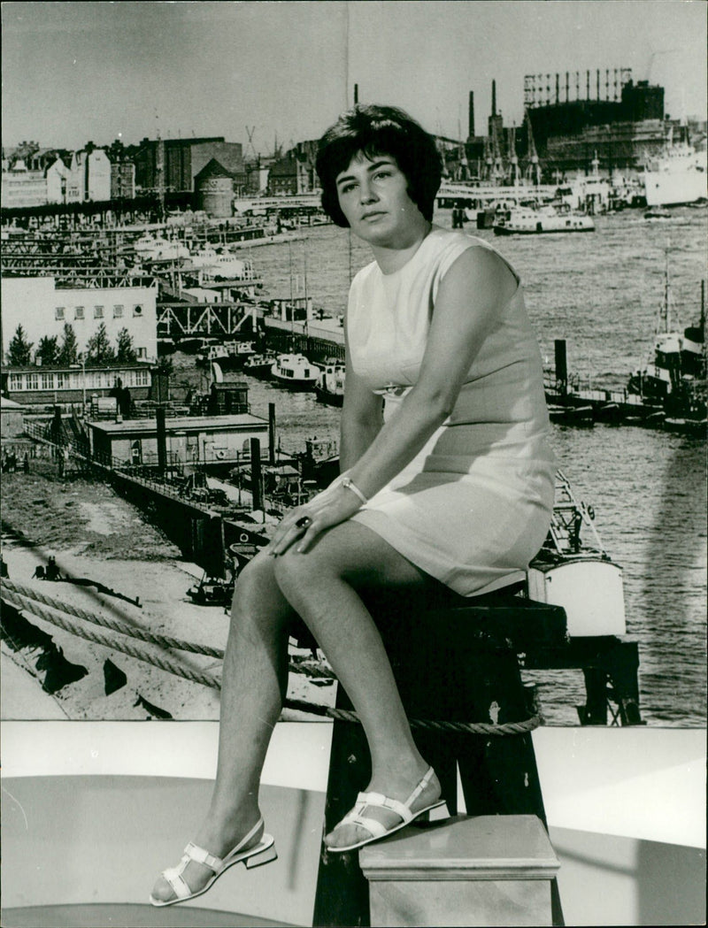 THUS NOT FIT AND MUSIC HOIDI HENNING CHELANGELO KONIGSBUEM OLOJ - Vintage Photograph