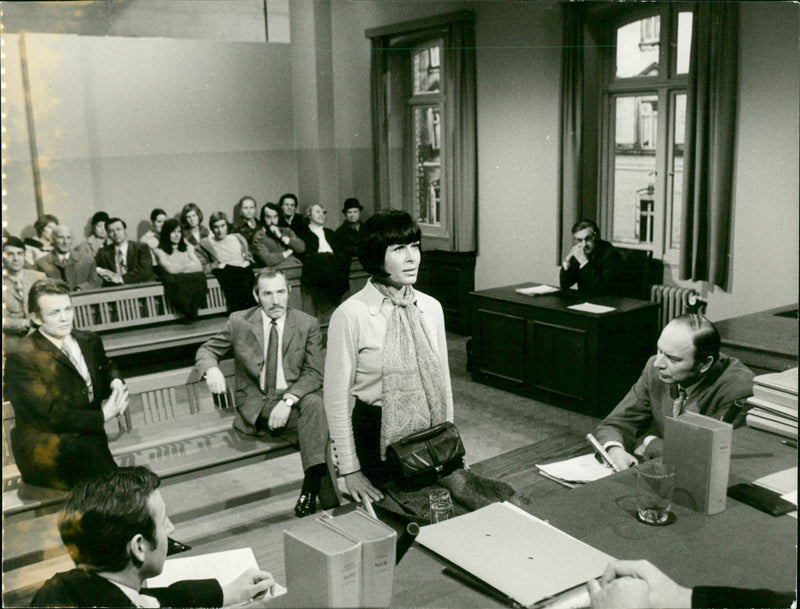 COURT MEETS BREACH MOVIE STAR BARBARA RUTTING STANDS FITNES - Vintage Photograph