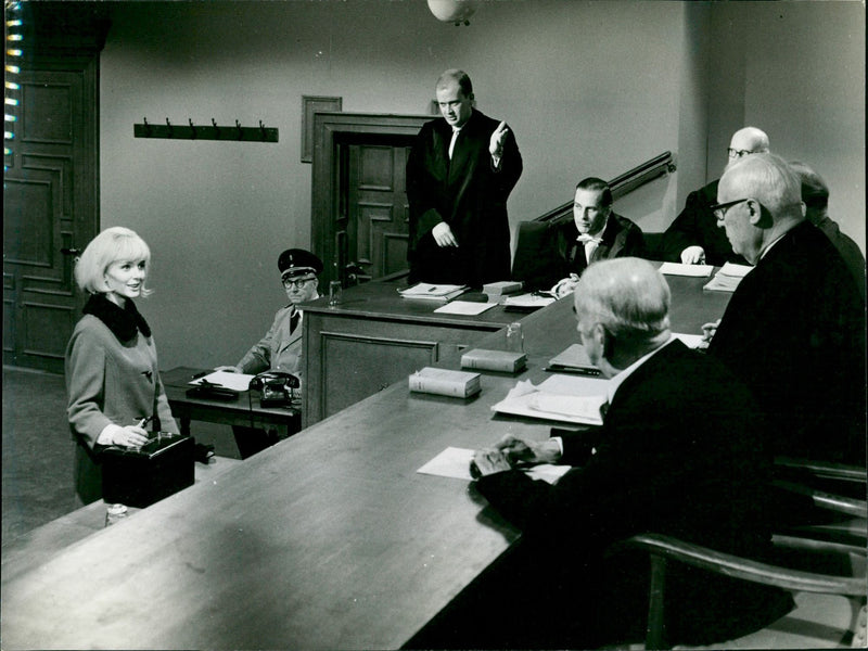 COURT JUSTICE EUROPEAN COMMUNITIES PRG TEUBER MODEL INGRID BUCK - Vintage Photograph