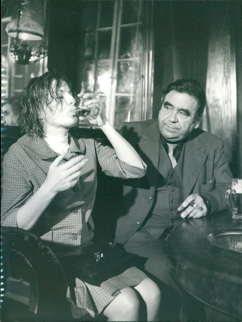 1977 ACTING WHICH FROGMAN FETISHES GUN ALSTER HAS NOT - Vintage Photograph