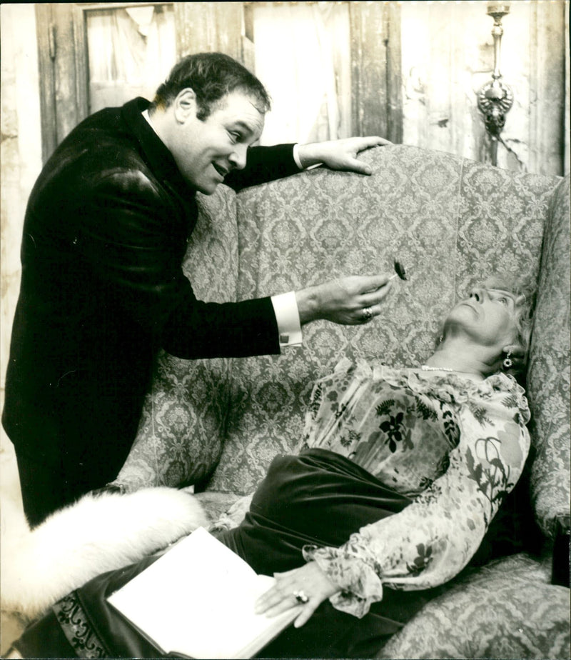 MARUD BLOOD EAR FLESH SACHER WOLFGANG REICHMANN FIND OLD WOMAN IZU - Vintage Photograph