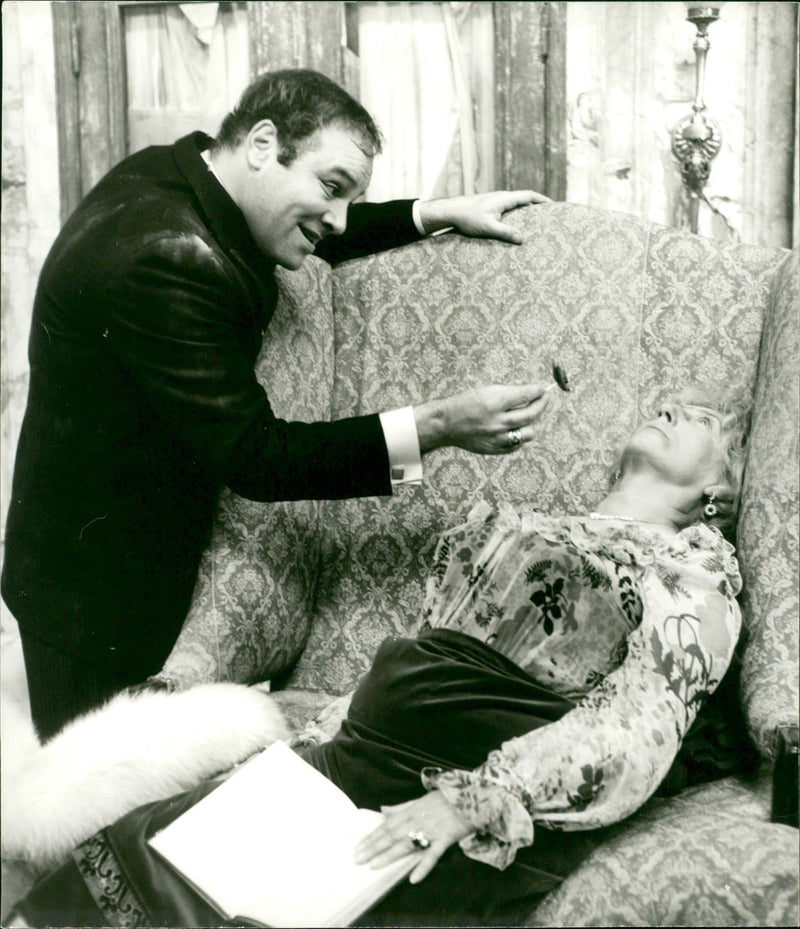 MARUD BLOOD ALL RIGHTS TELEVISION PHOTO SCHLICCAINE COONG GEFICKONCIONCTAUCIDC - Vintage Photograph