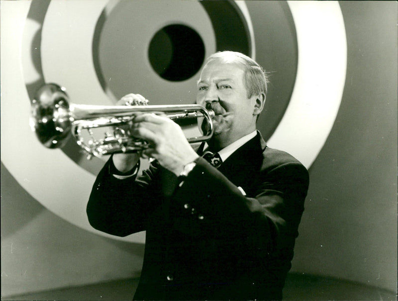 THUS JUST DONT FIT SKAT AND MUSIC FRITZ WEICHBRODT PHOTO SCHWEIGMAN HAMBURG - Vintage Photograph