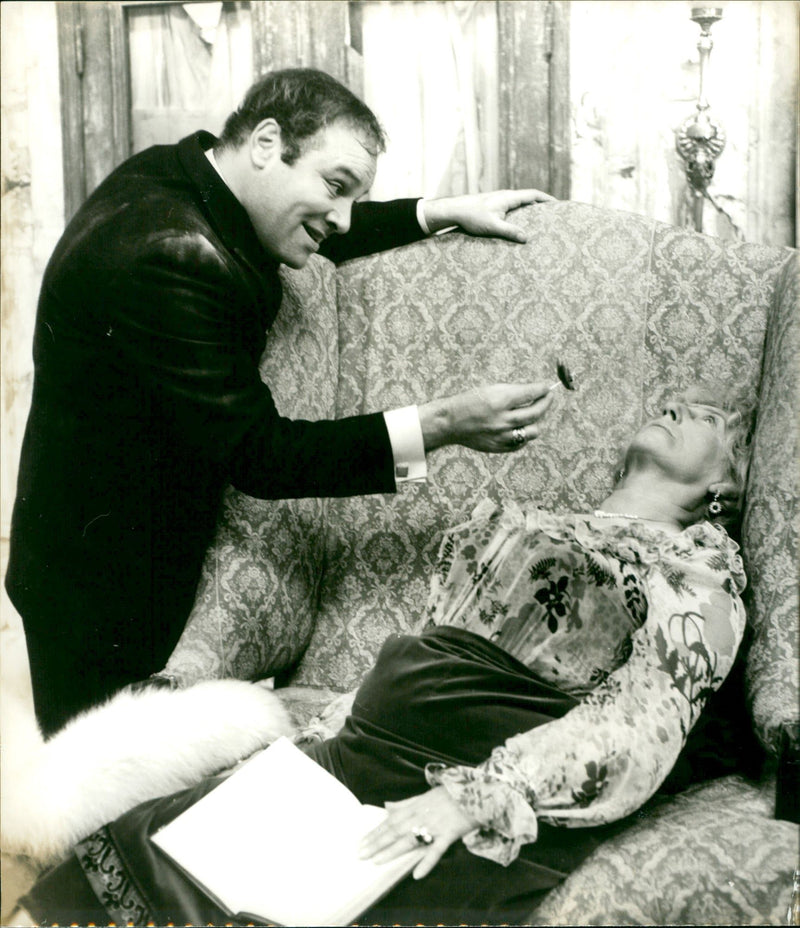 MARUD BLOOD EAR FLESH SACHER WOLFGANG REICHMANN FIND OLD WOMAN IRM - Vintage Photograph