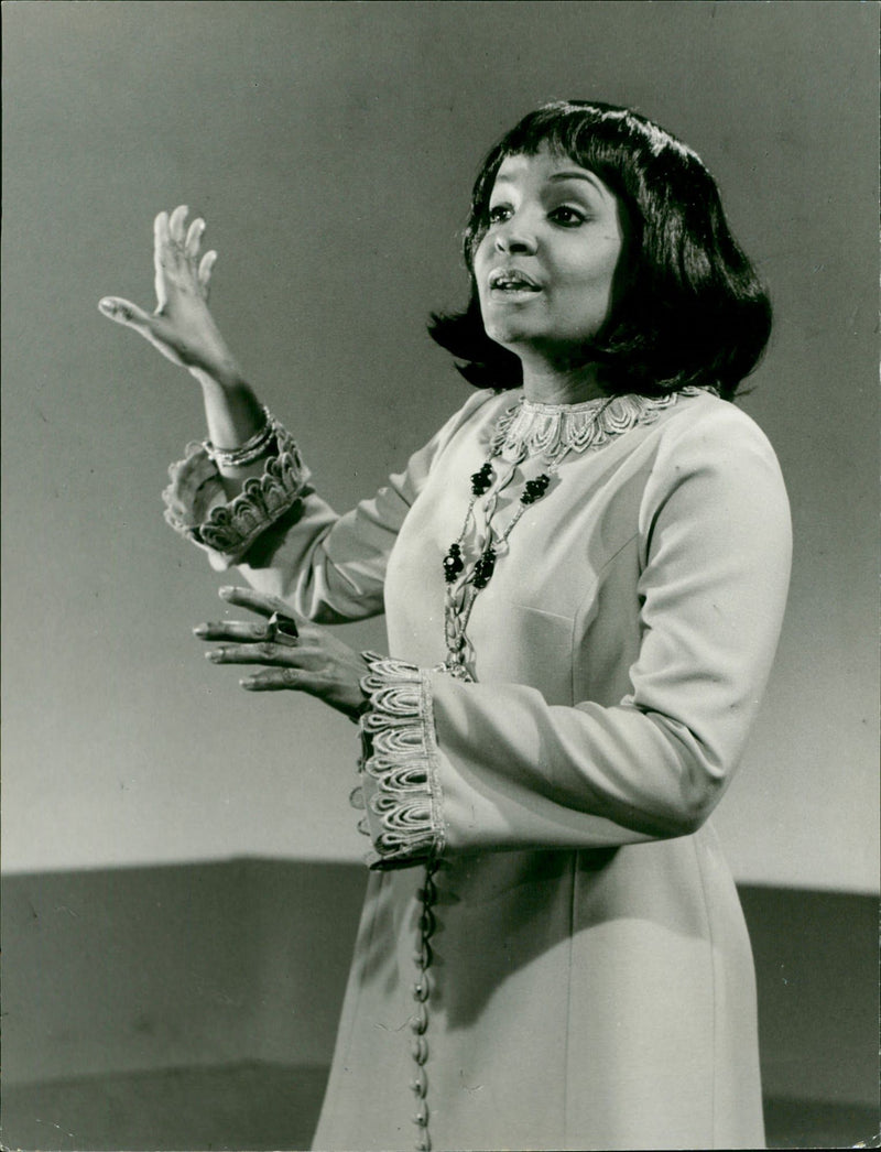 THUS JUST DONT FIT SKAT AND MUSIC RINGS MONA BAPTISTE - Vintage Photograph