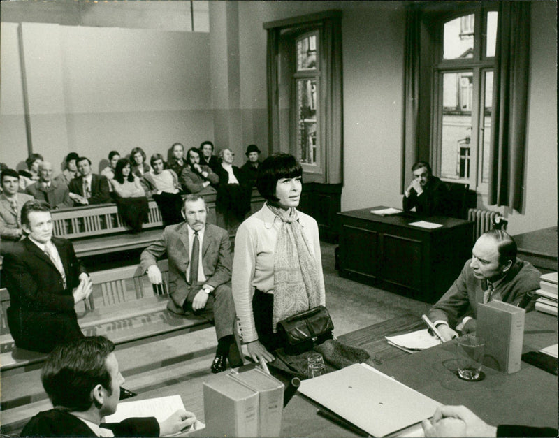 COURT MEETING BURGLARY MOVIE STAR BARBARA - Vintage Photograph