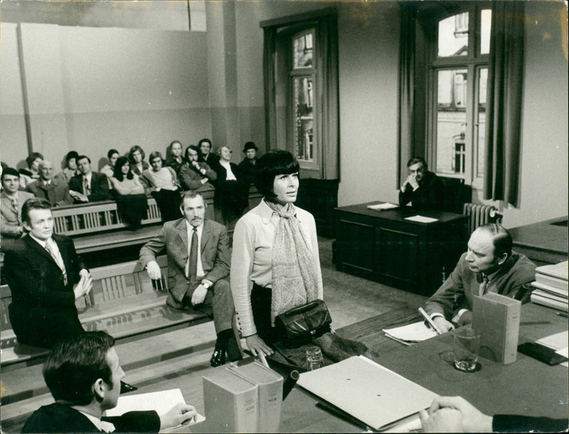 COURT TAGT BURGLARY MOVIE STAR BARBARA RUTTING STANDS FITNE - Vintage Photograph