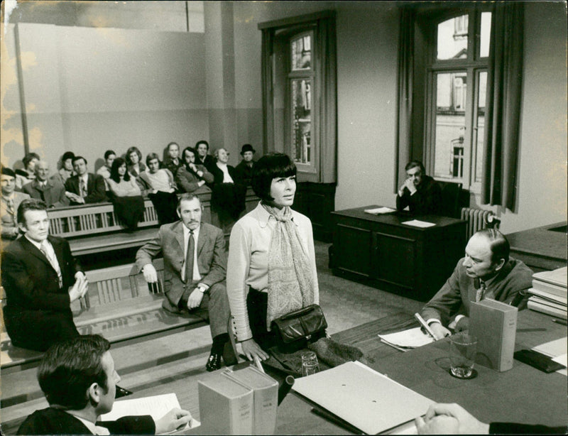 COURT MEETING BURGLARY MOVIE STAR BARBARA - Vintage Photograph