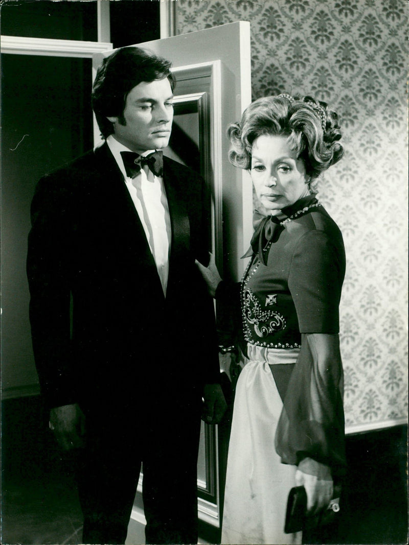 WOMAN REMAINS OINE FREU CONCERT PRAU HAS ALREADY MADE ITSELF IMMEDI - Vintage Photograph