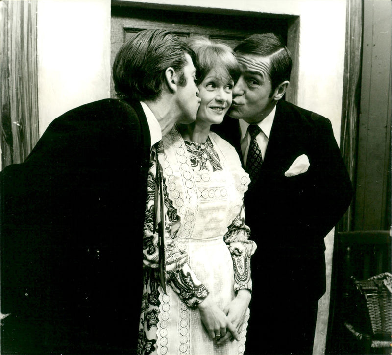 AUTJE ANTJE AND BACHELORS REWARD GETS GISELA WESSEL HEARTY - Vintage Photograph