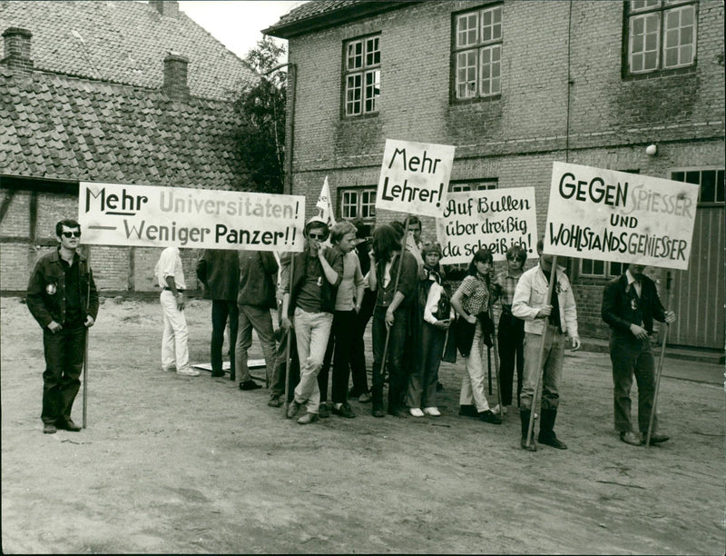 GERMANY TRIP ARD PROTEST APO YOUTH WHO ARE LOOKING THIS - Vintage Photograph