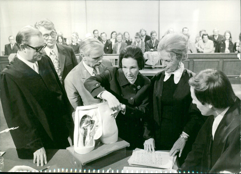 FRONT COURT AND EXPERT ACCUSED NURSE LOTTE MODEL - Vintage Photograph