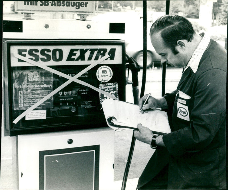 1979 TANKSTE ESTELLE MOTI SBS SUCTION CUP ESSO EXTBA DIN GMARK TANK IKEN - Vintage Photograph