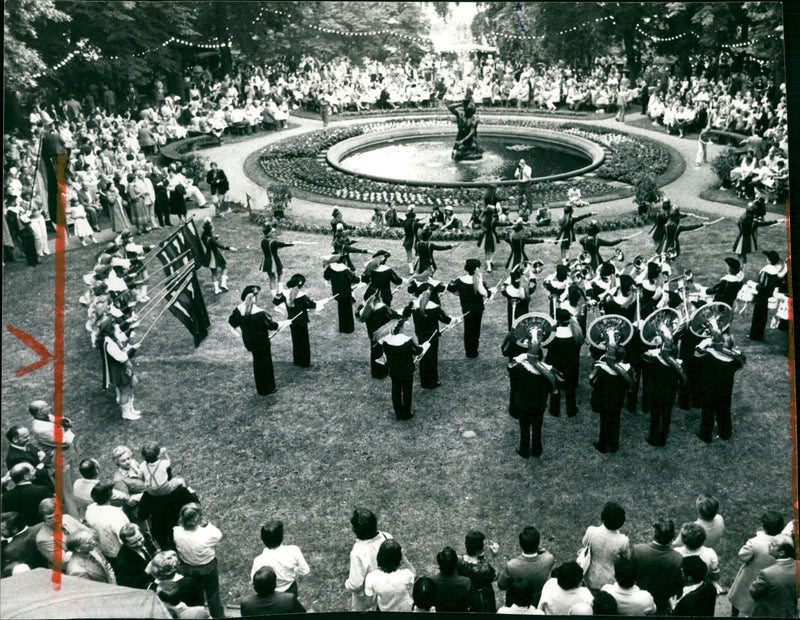 1979 PARTIES NIEDER ESCHBACH CAT CHAU SNOW FISSILE ALO ISSUE SIGNATURE - Vintage Photograph