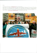 2000 members of citizens' initiatives and nature conservation arrangements demonstrate at the Frankfurt Romans - Vintage Photograph