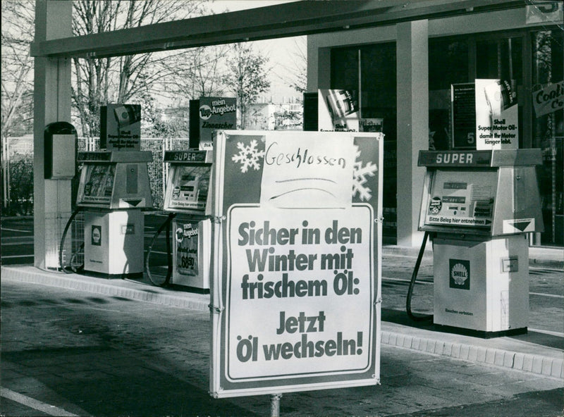 TANKSTE ESTELLE MOTI PETROL STATIONS THAN USUAL NKSTELLEN OWNERS THESE FOLL - Vintage Photograph