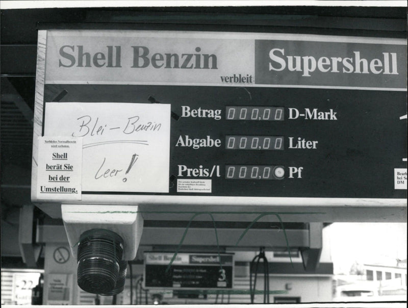 1993 TANKSTE ESTELLE MOTI SHELL PETROL SUPERS FATED AMOUNT MARK - Vintage Photograph