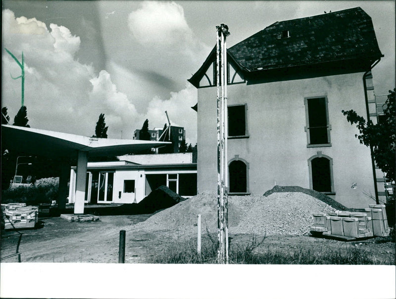 TANKSTE ESTELLE MOTI AROUND APARTMENTS LIONS MARK ANKSTELLENTRIECK GRAF - Vintage Photograph