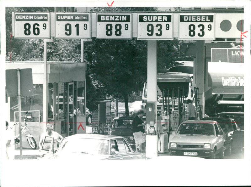 TANKSTE MOTI PETROL LEAD FREE SUPER DIESEL TRUCK QUA - Vintage Photograph