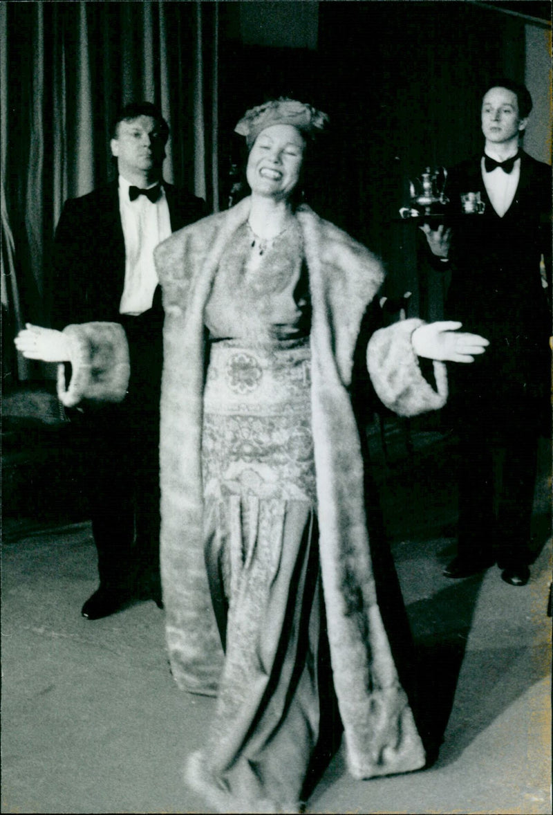 ATER THEATER SERVICE GIRLS ARE PLANNING WALLER PREMIERE JEAN FILM - Vintage Photograph