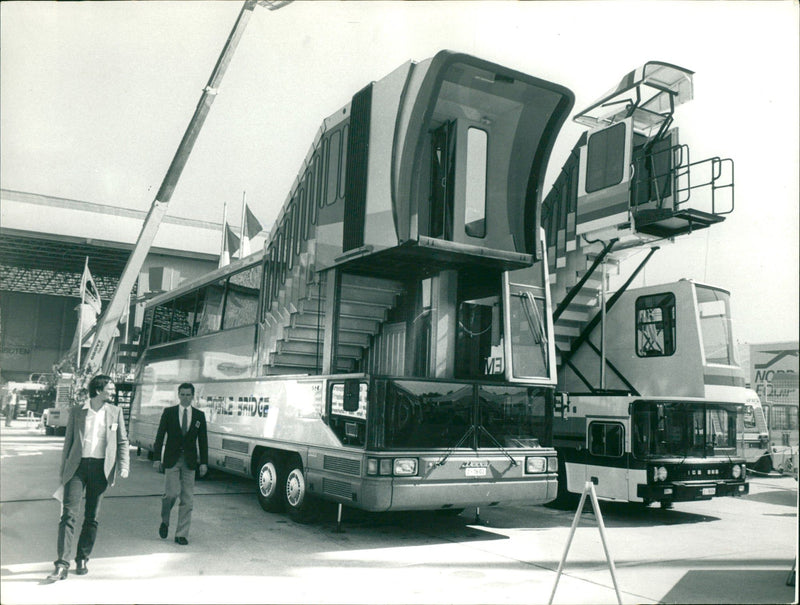 1983 DIFFERENT SUMMER FESTIVAL DONATING CONSTRUCTION SIT FILM - Vintage Photograph