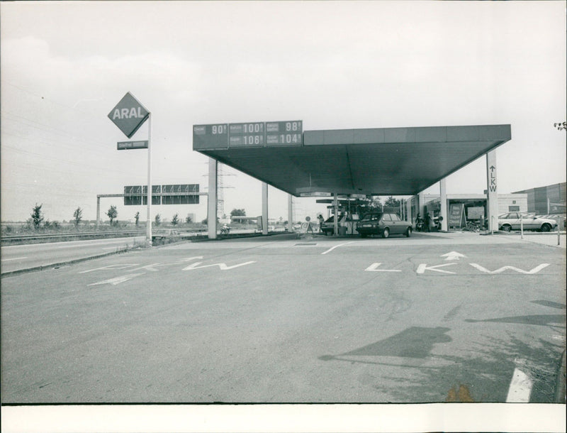 TANKSTE ESTELLE MOTI UNTERLIEDERBACH MOST BEAUTIFUL TOWNS - Vintage Photograph