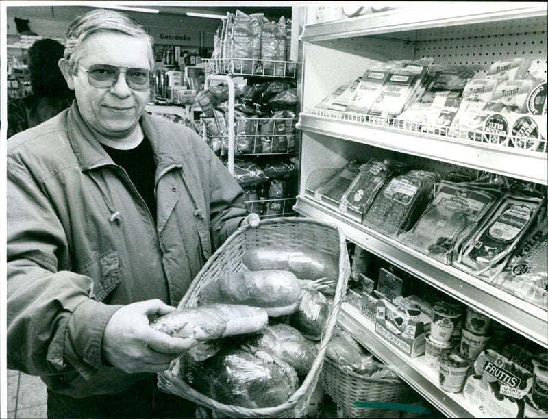 1992 TANKSTE ESTELLE MOTI VISSENSCHAFTLER WARN FOOD PETER - Vintage Photograph