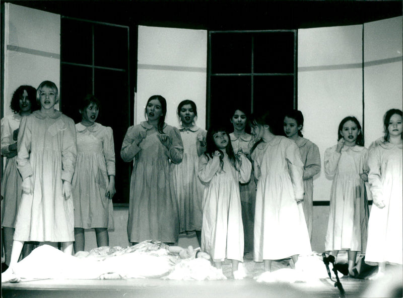 INTERNATIONAL TERNATIONAL THEATER MUSIC ANNI HEAT - Vintage Photograph