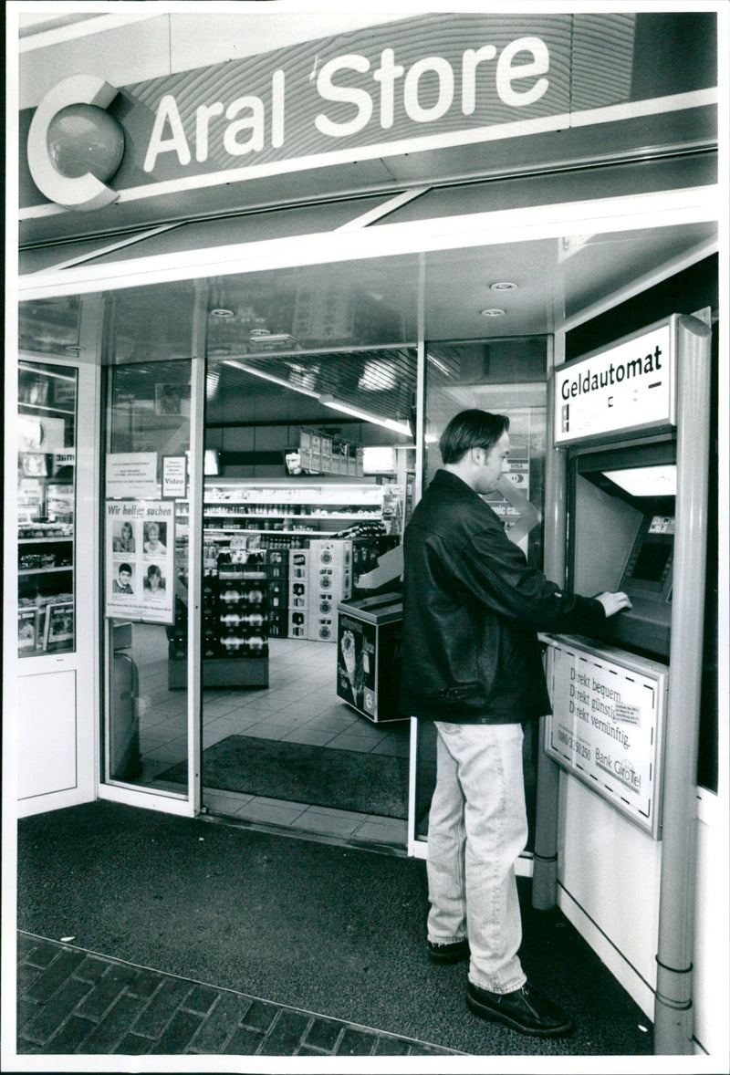 TANKSTE ESTELLE MOTI CUSTOMERS BANK ROTEL BERLINER AND ALLBANK - Vintage Photograph