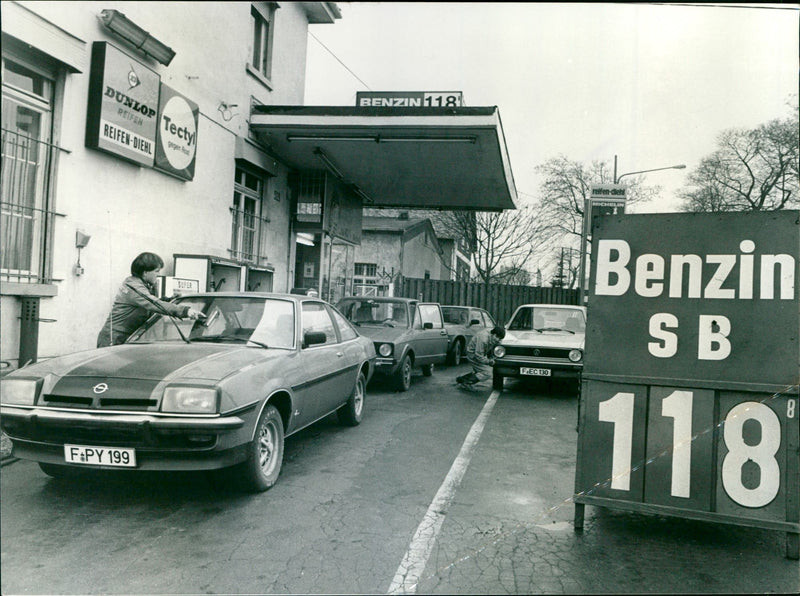 TANKSTE MOTI TECTYL PETROL TIRES REIFEX DVEHL PER PETROL FEC TANKS - Vintage Photograph