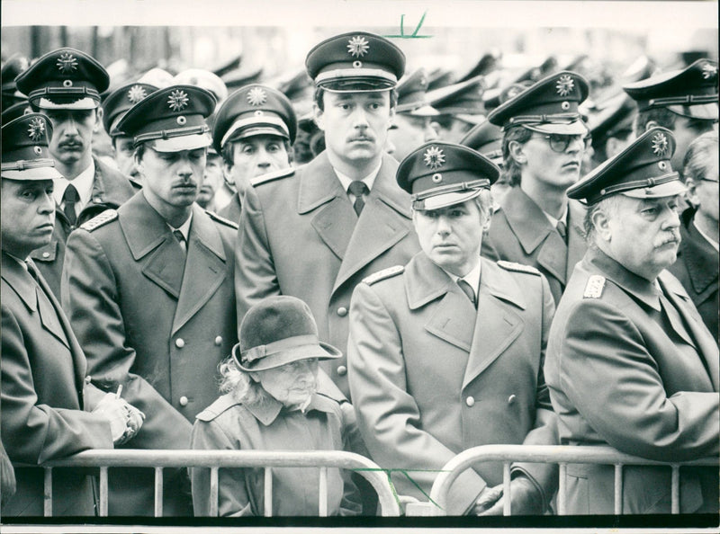 1987 ERLBAHN FONT MOND ANIS VUI YOUR HANDS TREMBLING WHEN SHE GIVE FILM - Vintage Photograph