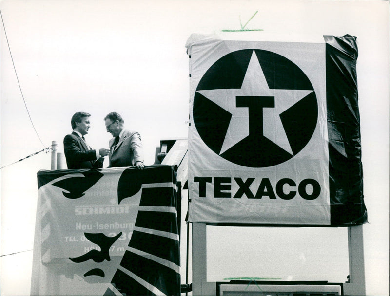 TANKSTE ESTELLE MOTI TEXACO BECAME RADIANT DEA TRIAN FILM - Vintage Photograph