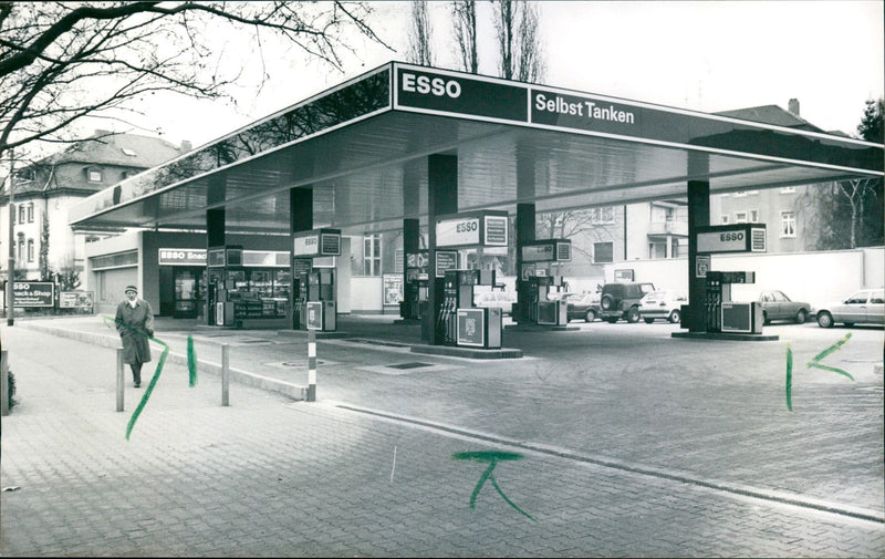 1990 TANKSTE ESTELLE MOTI ESSO GAS STATION STREET - Vintage Photograph