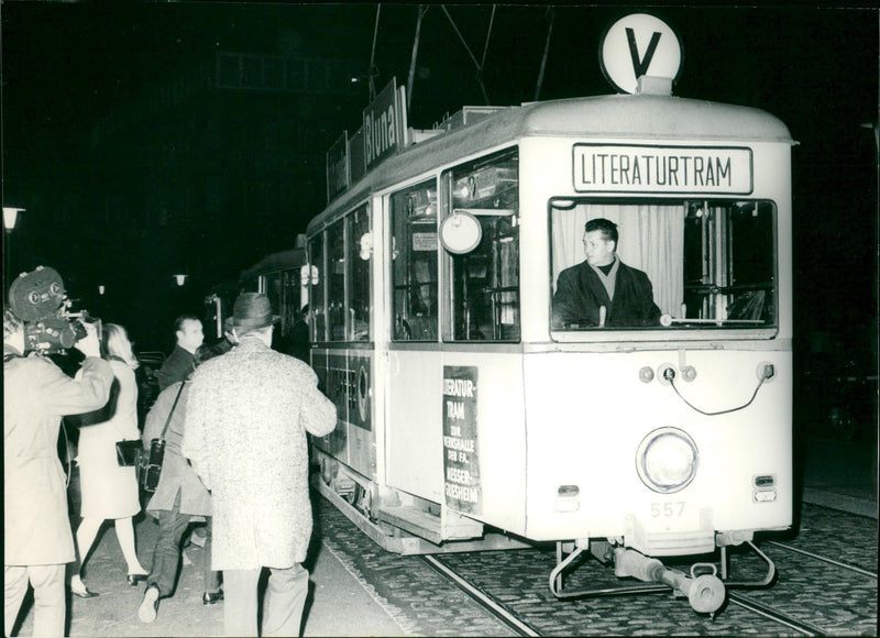 INGEN KONE LITERATURE TRAM TERATURE MAN BASALE GOES - Vintage Photograph