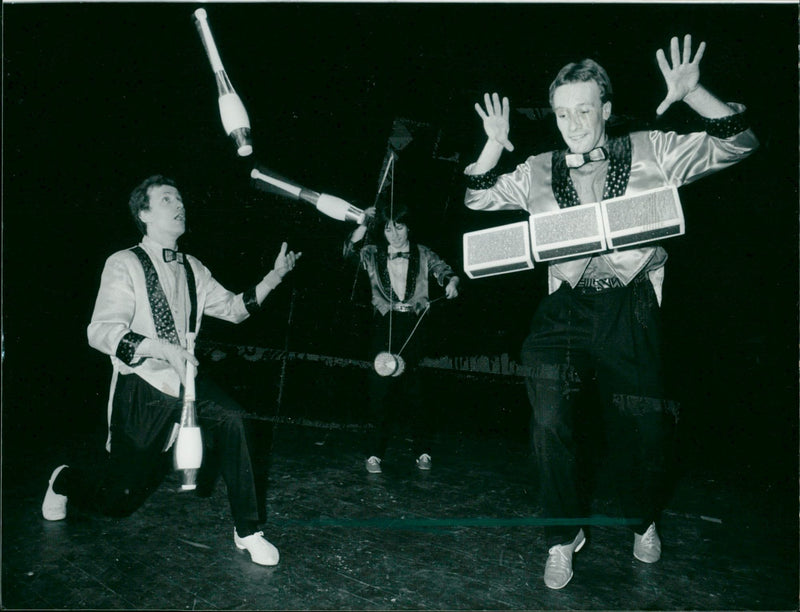 1988 THEATER NEW THEAH CAPERS GOES INTO SECOND ROUND PAUL FILM - Vintage Photograph