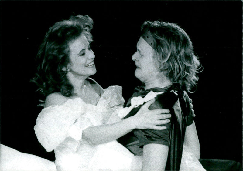 1998 HEATER MUSICAL CENTER FNP FREE SCHAUSPIEL ENSEMBLE FRANKFURT PTERODACTYLUS - Vintage Photograph
