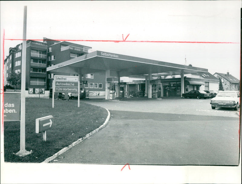 1987 TANKSTE ESTELLE MOTI HEINZ ARNOLD AND GANGSTER WERE ARRESTED FRANKFU - Vintage Photograph