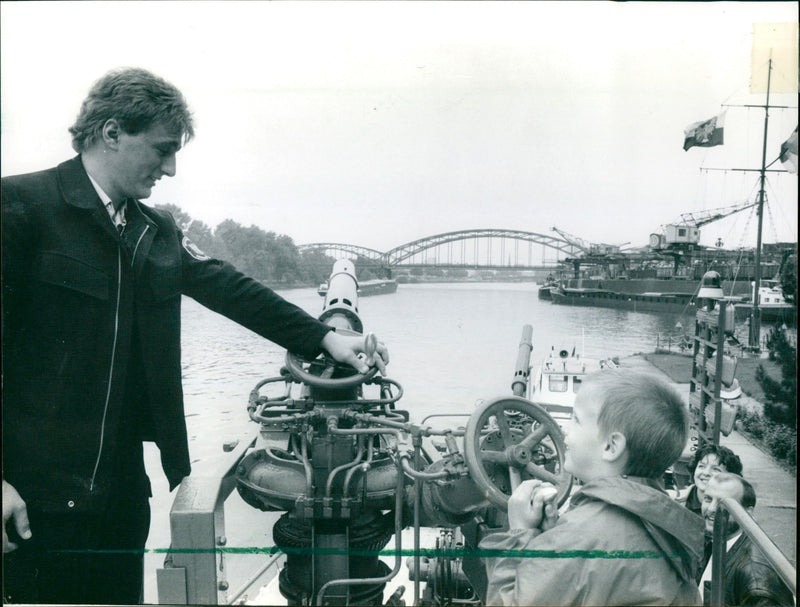 PIGEONS SENT UUEPEQ JOQUYAMJANEJ WAP JNE AUGUEYYSEPAY FILM - Vintage Photograph