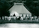 1987 PARK COMOEDIA MUNDI MAINUFER SUMMERTINUE BABYLON OMOEDIAOF COM IRELAND - Vintage Photograph