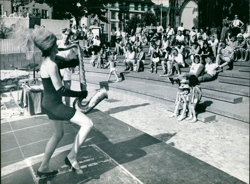 1988 SUMMERIME ARTISTS BERNKASTEL KUES WHO SINCE FILM - Vintage Photograph